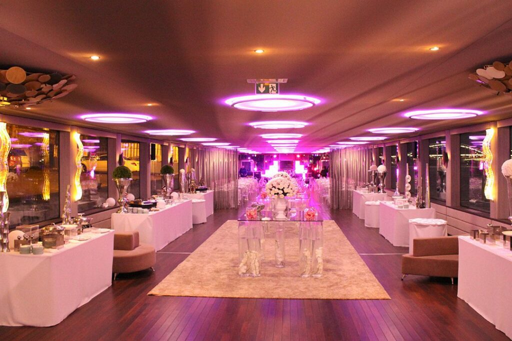 Diamant Bleu interieur peniche sur seine